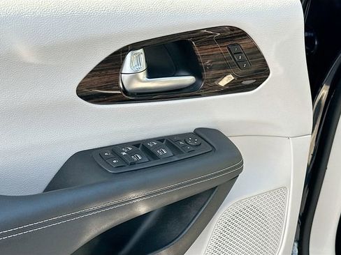 Used 2024 Chrysler Pacifica Limited FWD image 18