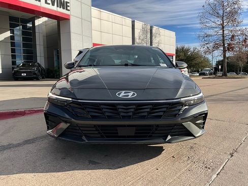 Used 2025 Hyundai Elantra Limited image 4