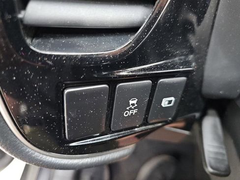 Used 2018 Mitsubishi Outlander SE image 24