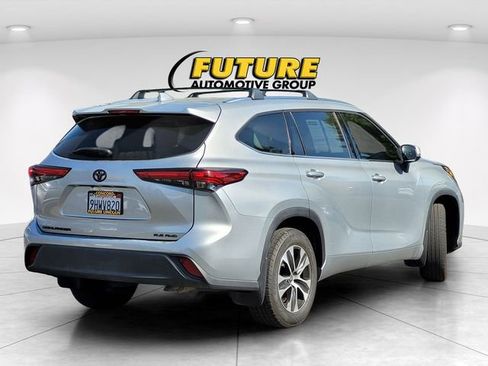 Used 2020 Toyota Highlander XLE AWD/4WD image 7
