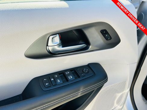 Used 2024 Chrysler Pacifica Touring-L image 13