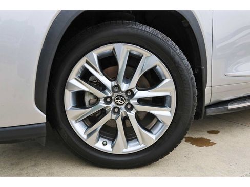 Used 2023 Toyota Highlander Limited FWD image 32