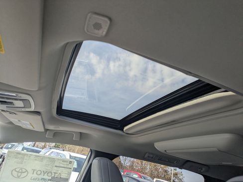 New 2026 Toyota Sienna XLE FWD image 23