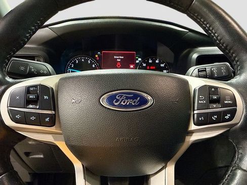 Used 2023 Ford Explorer XLT image 12