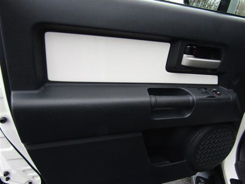 Used 2011 Toyota FJ Cruiser 4WD image 9