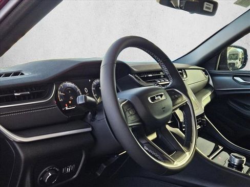 New 2025 Jeep Grand Cherokee Altitude image 3