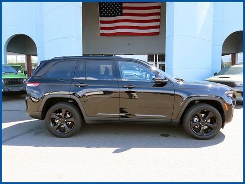 Certified 2023 Jeep Grand Cherokee Altitude AWD/4WD image 2