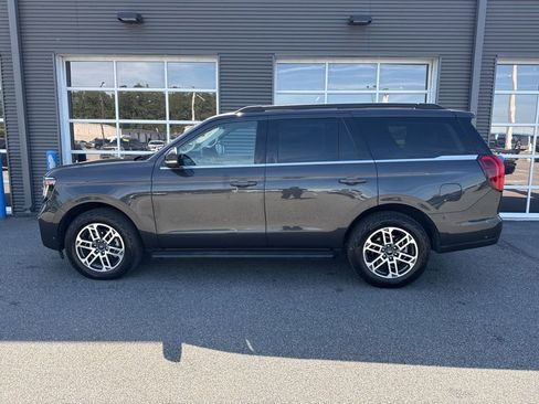 Used 2025 Ford Expedition Active AWD/4WD image 2