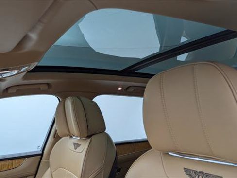 Used 2019 Bentley Bentayga AWD/4WD image 31
