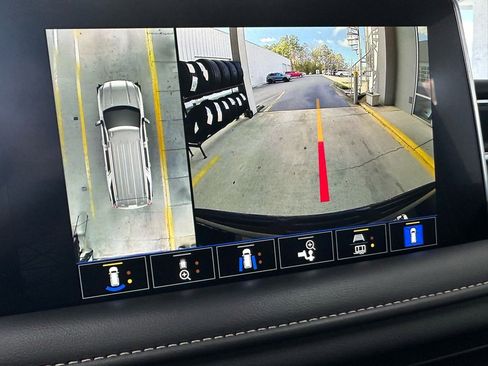 Used 2024 GMC Yukon XL SLT w/ SLT Luxury Package image 44