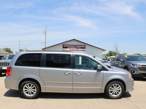 Used 2016 Dodge Grand Caravan SXT FWD image 1