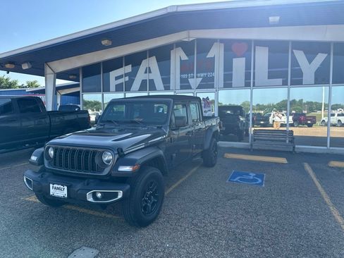 Used 2024 Jeep Gladiator Sport AWD/4WD image 2