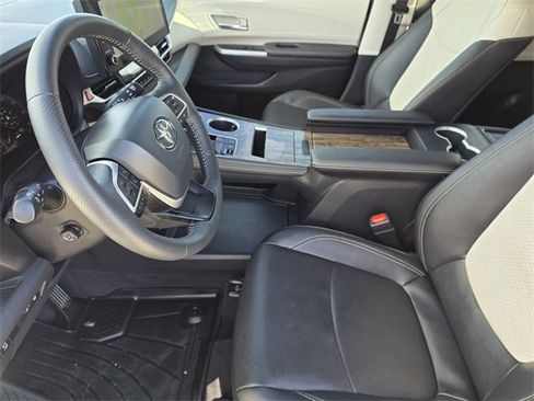 Used 2025 Toyota Sienna Platinum image 10