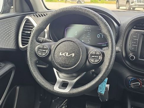 Used 2025 Kia Soul LX w/ LX Technology Package FWD image 30