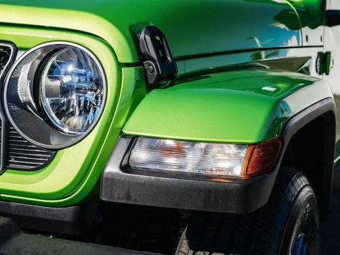 Used 2025 Jeep Gladiator Sport image 8