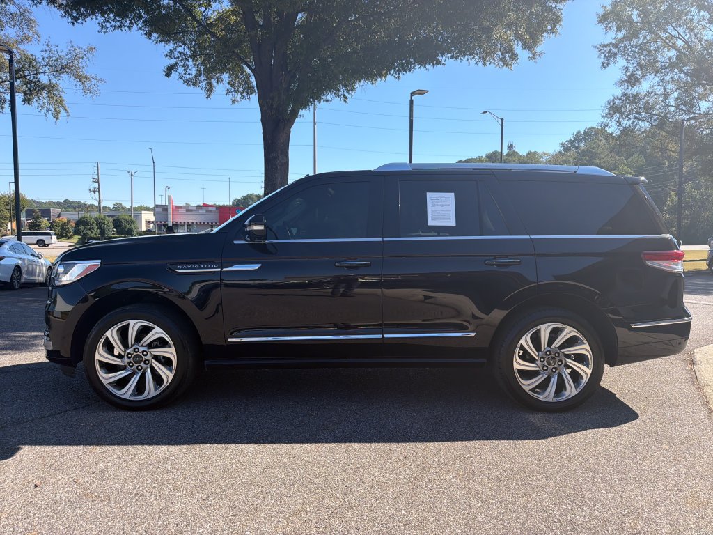 Used 2024 Lincoln Navigator Premiere AWD/4WD image 7