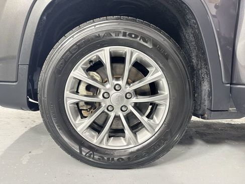 Used 2021 Jeep Cherokee Latitude Plus image 5