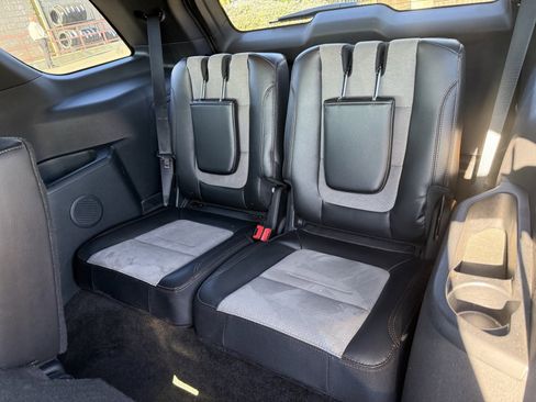 Used 2017 Ford Explorer XLT w/ Equipment Group 202A image 13