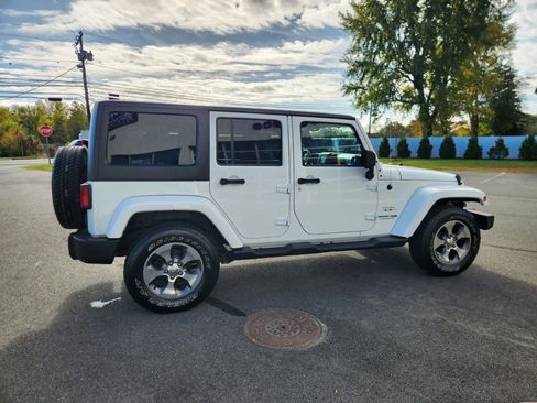 Used 2018 Jeep Wrangler Unlimited Sahara AWD/4WD image 17