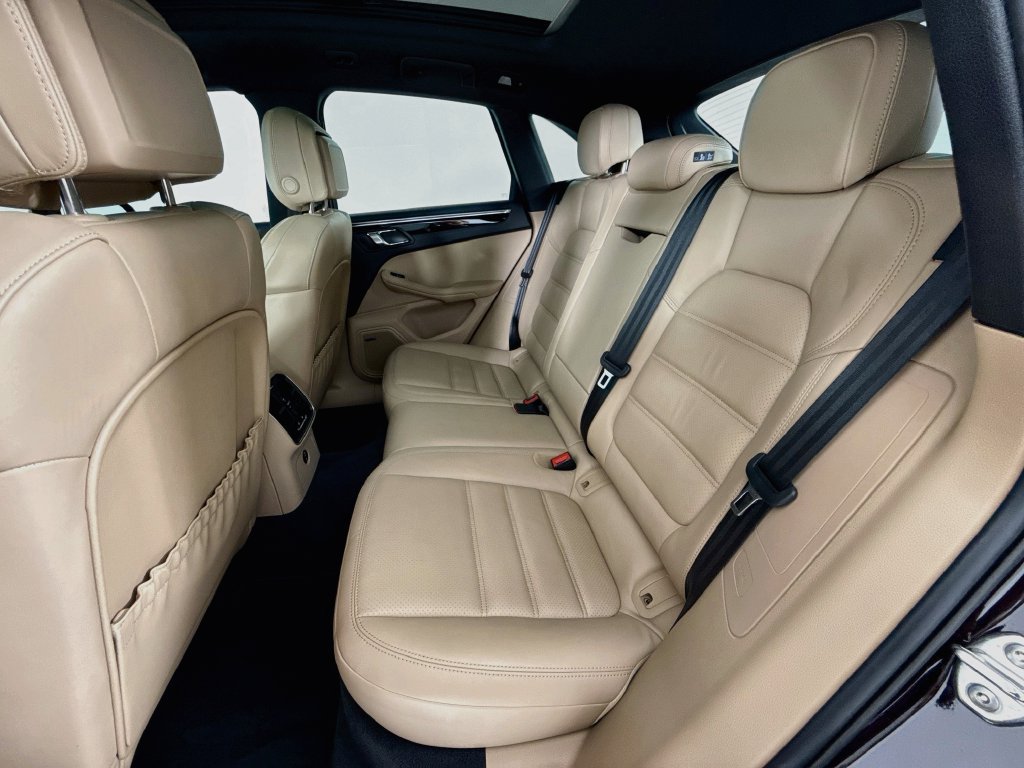 Certified 2025 Porsche Macan AWD/4WD image 24
