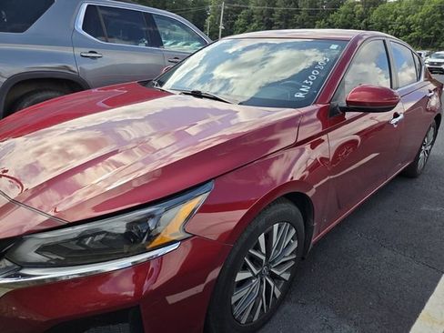 Used 2024 Nissan Altima 2.5 SV w/ SV Premium Package FWD image 4