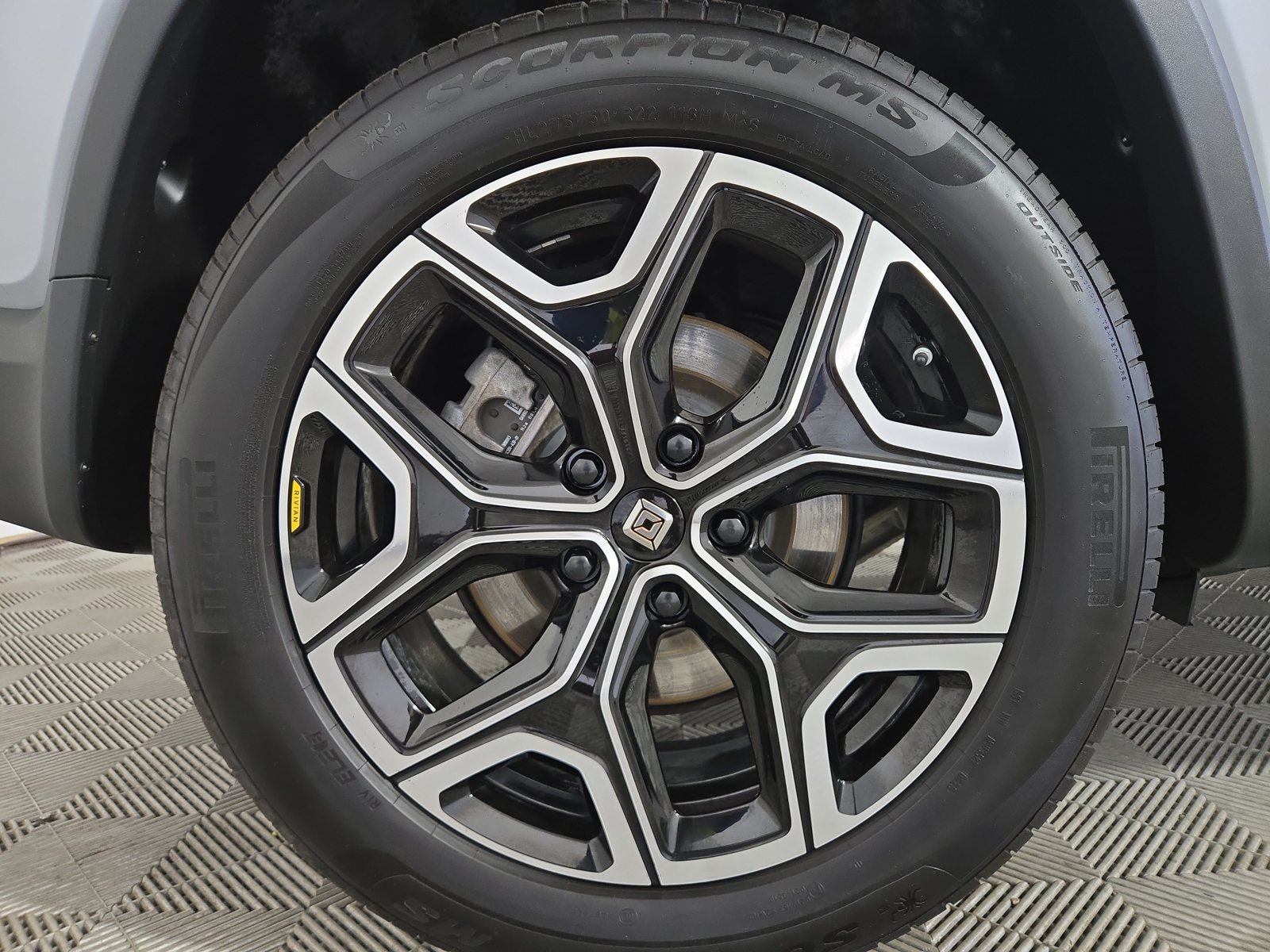 Used 2025 Rivian R1S Adventure Dual AWD/4WD image 12