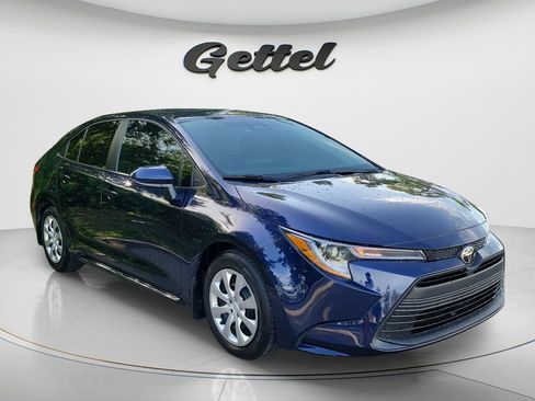 Used 2025 Toyota Corolla LE FWD image 2