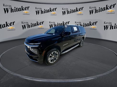 Used 2025 Chevrolet Suburban LS RWD image 4