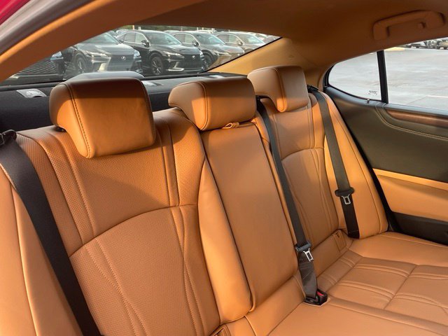 Certified 2025 Lexus ES 300h w/ Luxury Package FWD image 5