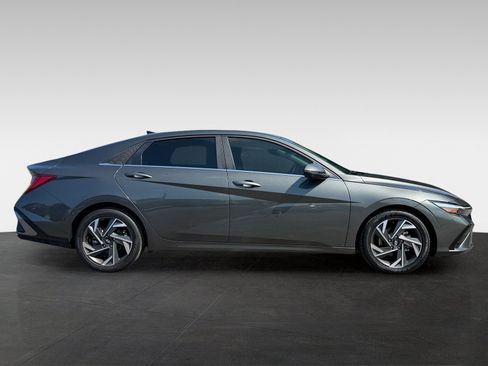 Certified 2024 Hyundai Elantra Limited FWD image 3
