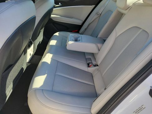 Used 2025 Genesis G70 2.5T image 18