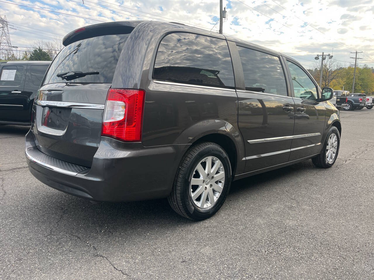 Used 2015 Chrysler Town & Country Touring FWD image 6