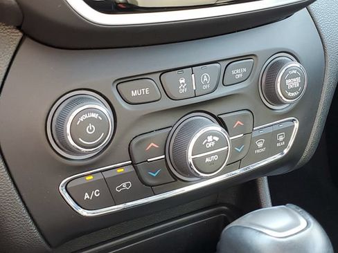 Used 2022 Jeep Cherokee Limited w/ Elite Package AWD/4WD image 19