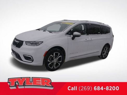 New 2026 Chrysler Pacifica Pinnacle w/ Trailer Tow Group AWD/4WD image 3