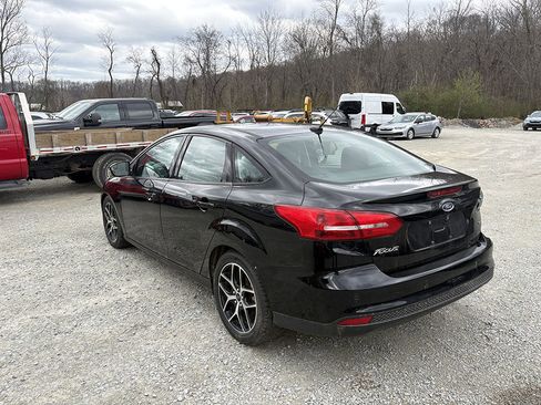 Used 2017 Ford Focus SEL w/ Cold Weather Package FWD image 2