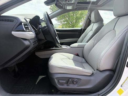 Used 2021 Toyota Camry XLE w/ Navigation Upgrade Package FWD image 11