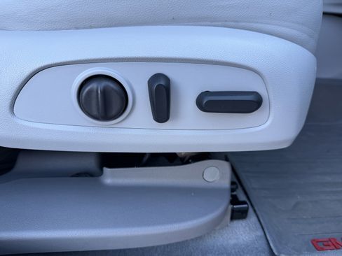 Used 2023 GMC Acadia SLT w/ Technology Package image 17