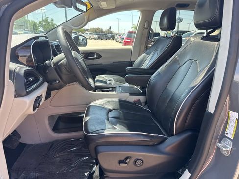 Used 2023 Chrysler Pacifica Limited FWD image 4