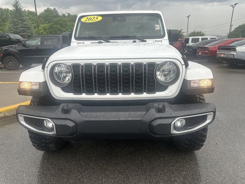 Used 2025 Jeep Gladiator Sport AWD/4WD image 3