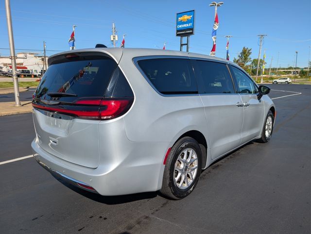 Used 2024 Chrysler Pacifica Touring-L FWD image 5