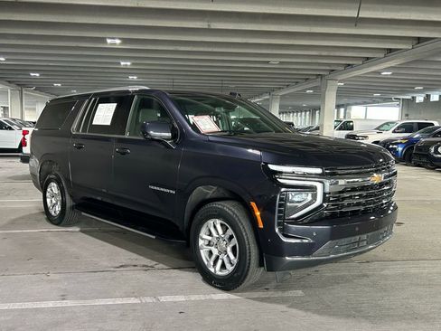 Used 2025 Chevrolet Suburban LT image 7