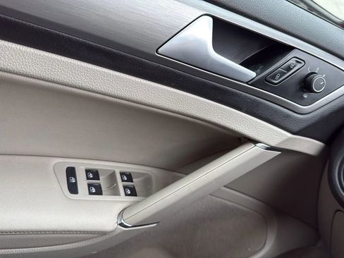 Used 2016 Volkswagen Golf Limited Edition image 22