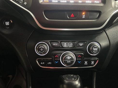 Used 2022 Jeep Cherokee Trailhawk w/ Sun, Sound & Nav Group AWD/4WD image 21