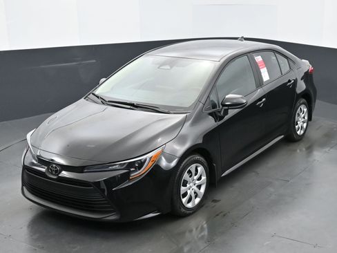 Used 2025 Toyota Corolla LE image 27