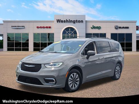 Used 2023 Chrysler Pacifica Touring-L FWD image 1