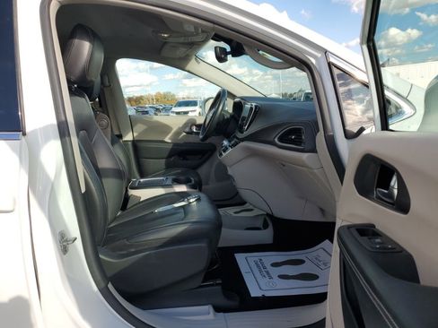 Used 2022 Chrysler Pacifica Touring-L image 37