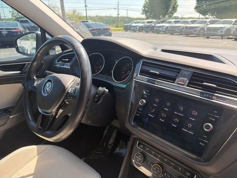 Used 2018 Volkswagen Tiguan SEL FWD image 38