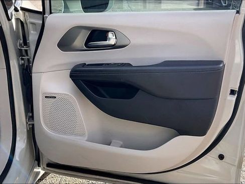 Used 2019 Chrysler Pacifica Limited w/ Tire & Wheel Group image 23