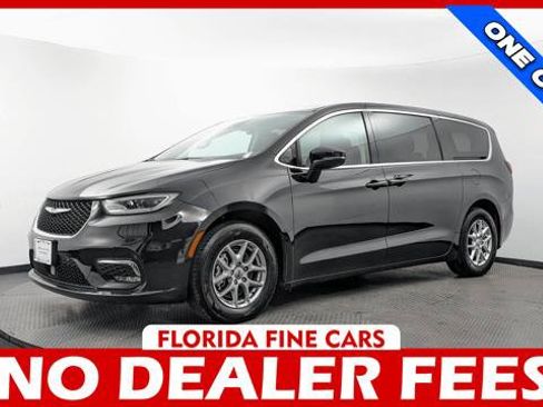 Used 2023 Chrysler Pacifica Touring-L FWD image 1