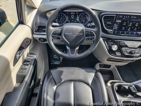 Used 2023 Chrysler Pacifica Touring-L FWD image 19